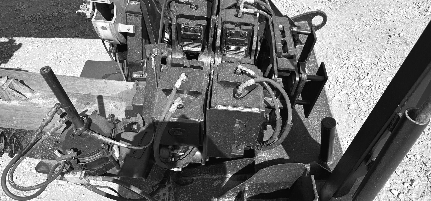 Twin hydraulic drive motors and a gearbox mounted on a horizontal directional drill's carriage