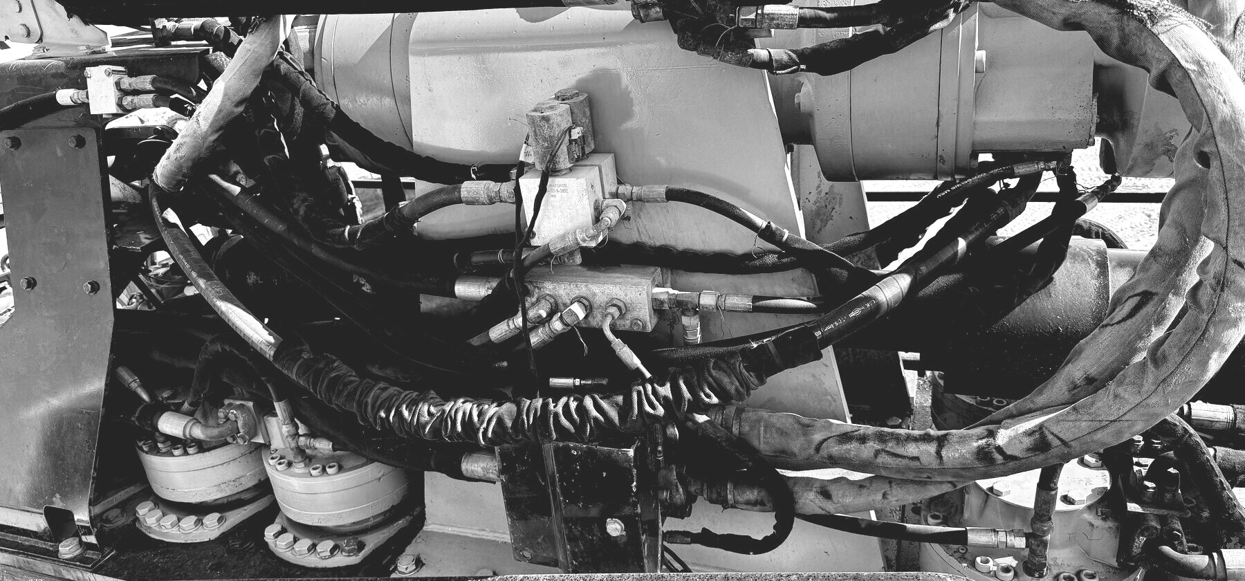 Hydraulic lines and manifold on a working machine